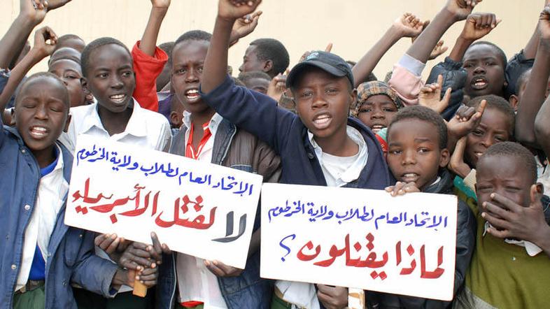 Otroci v Kartumu protestirajo proti ugrabitvam in izkoriščanju. V rokah držijo n