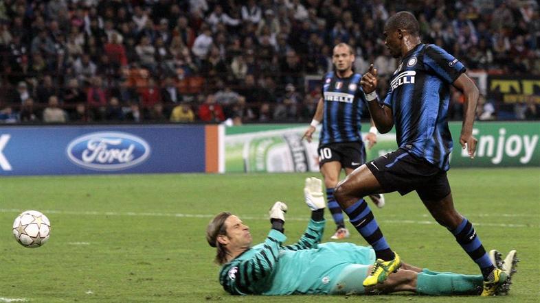 Eto'o in Benitez sta špikala Mourinha, ki je Kamerunca držal preveč nazaj. (Foto