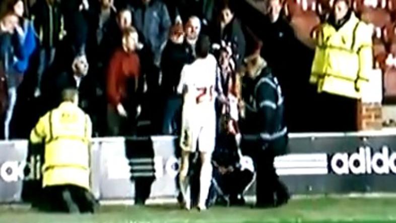 Nogometaš, gledalec, prepir