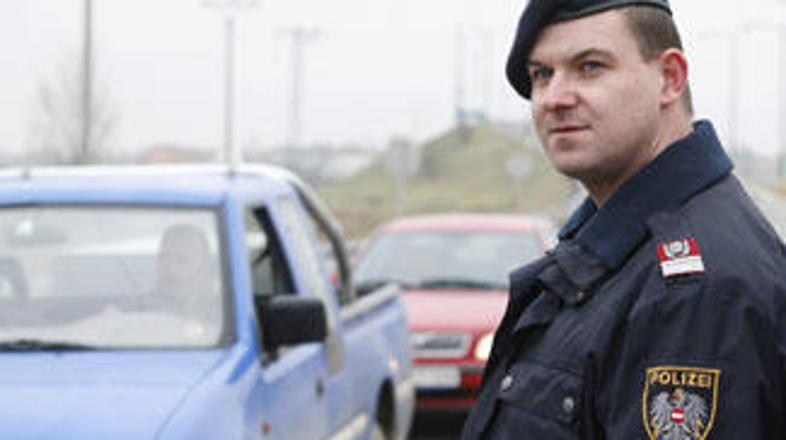 Avstrijski policisti bodo na mejah Avstrije znova preverjali osebe, ali izpolnju