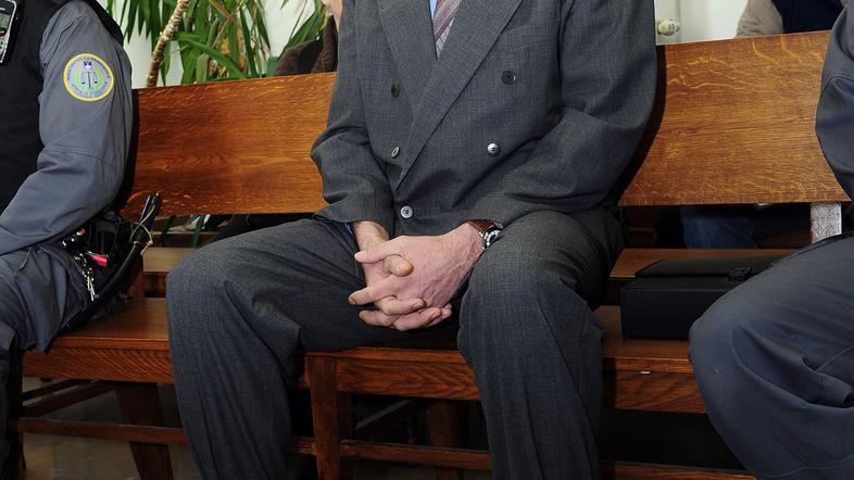 Bojana Poplaza so na sodišče pospremili štirje pravosodni policisti v neprebojni