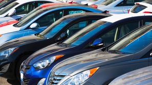 Avtomobili na parkiršču