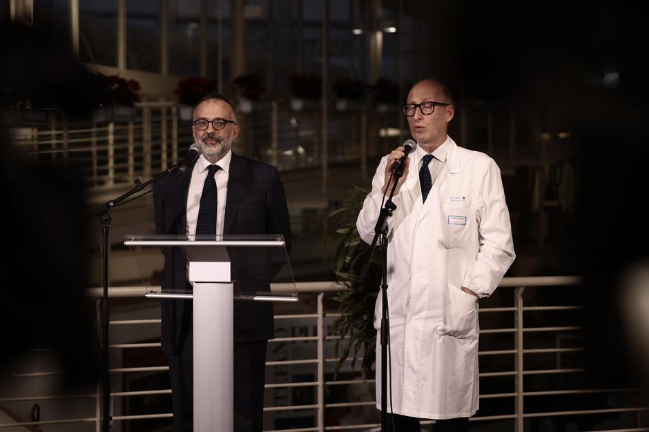 Luigi Carbone in Sergio Alferi na tiskovni konferenci o zdravju papeža Frančiška | Avtor: Profimedia