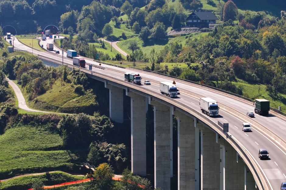 Uničeno vozišče štajerske  avtoceste | Avtor: Dars