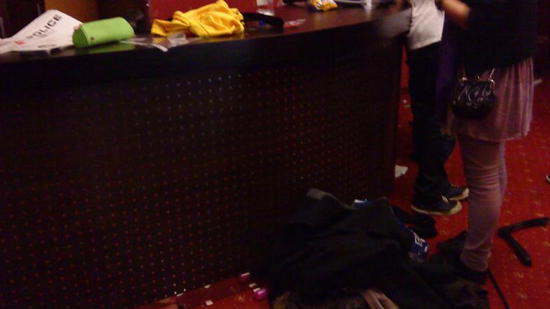 Zadrga je bila odprta, v torbi ni bilo ničesar. Izpraznjeni so bili tudi stransk