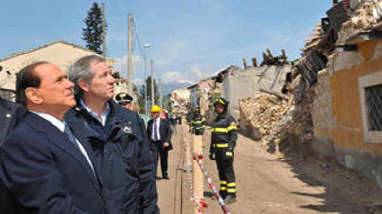 Silvio Berlusconi si ogleduje posledice uničujočega potresa.