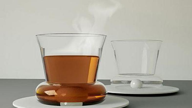 Med pitjem se keramična kroglica "ujame" v izbočen del.