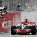 Lewis Hamilton je z več kot minuto prednosti pred drugouvrščenim dosegel svojo p