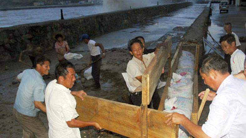 Kitajci pospešeno gradijo jezove, ki naj bi preprečili poplave.