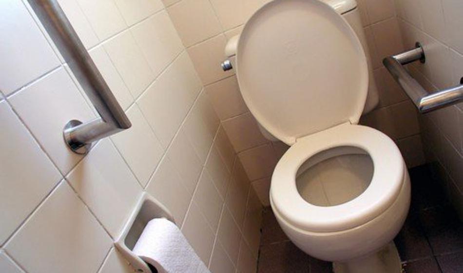 Ker je bil predolgo na stranišču, so ga odpustili