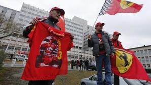 Podporniki Michaela Schumacherja pred bolnišnico v Grenoblu.