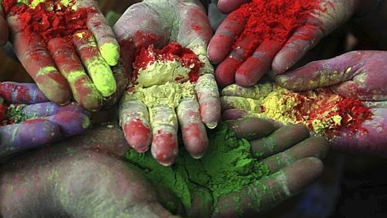 Barve v prahu letijo po zraku ... to je holi!