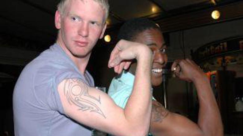 Skupina mladih mornarjev je bila zelo dobre volje.