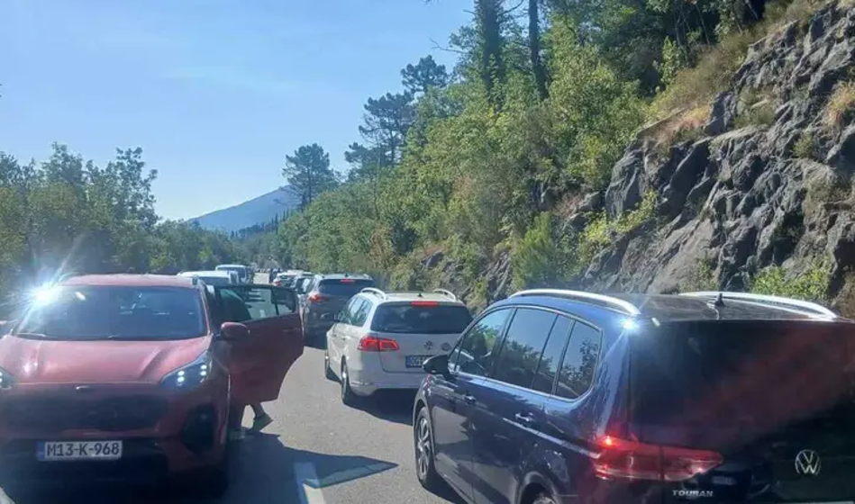 Zamašek na Hrvaškem, za prehod meje čakajo več ur