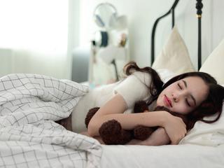 najstnica spi v postelji