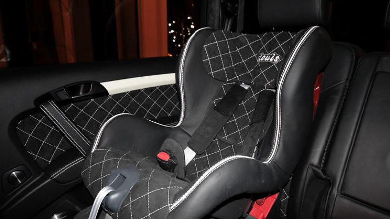 Ker gre za family edition, ne manjka posebej ukrojen otroški sedež.