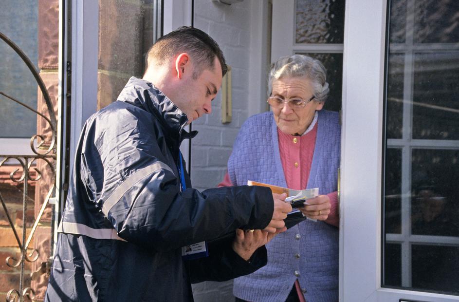 prodaja od vrat do vrat prodajalec starejša ženska