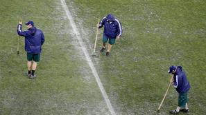 Francija Ukrajina Doneck Euro 2012 delavci zelenica trava igrišče dež
