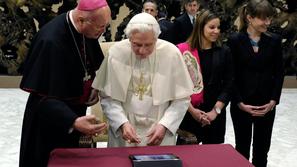 papež, tvitanje, ipad