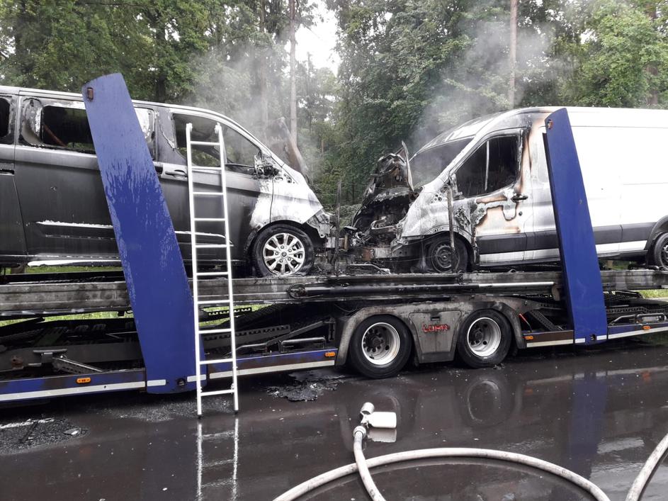 Požar tovornjaka s kombiji na počivališču Polskava