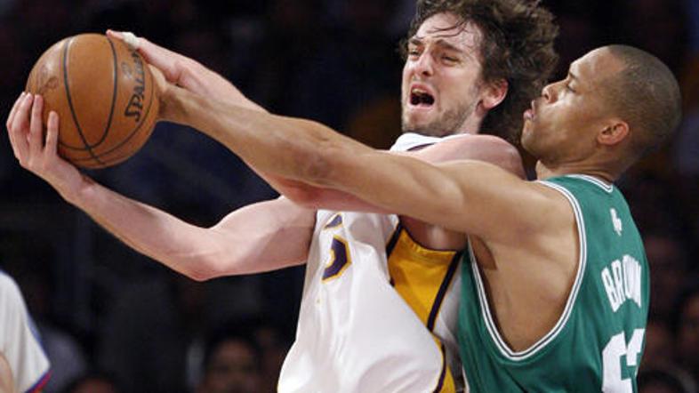 Gasol je orožje Lakersov vse od prve minute, izkušeni Brown pa Celticsov adut s 