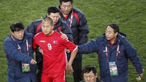 Igralec Severne Koreje Jong Tae-se zapušča igrišče po torkovem junaškem boju pro