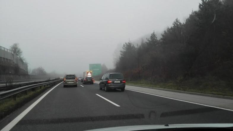 Tovornjak ob avtocedsti