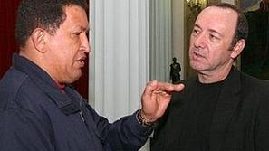 Hugo Chavez v pogovoru s Kevinom Spaceyjem.