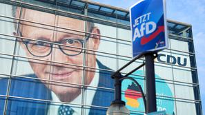 plakat AfD pred veliko fotografijo Friedricha Merza