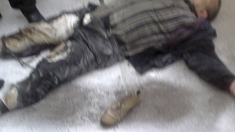 Včeraj se je zažgal lastnik neke restavracije Abdouh Abdel Moneim. (Foto: Reuter