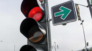 dodatna zelena puščica za zavijanje desno