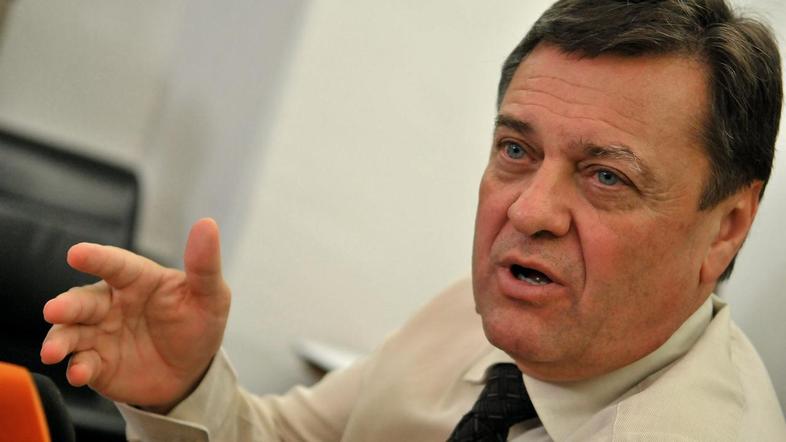 Župan Janković se je moral ta teden braniti pred številnimi obtožbami na račun s