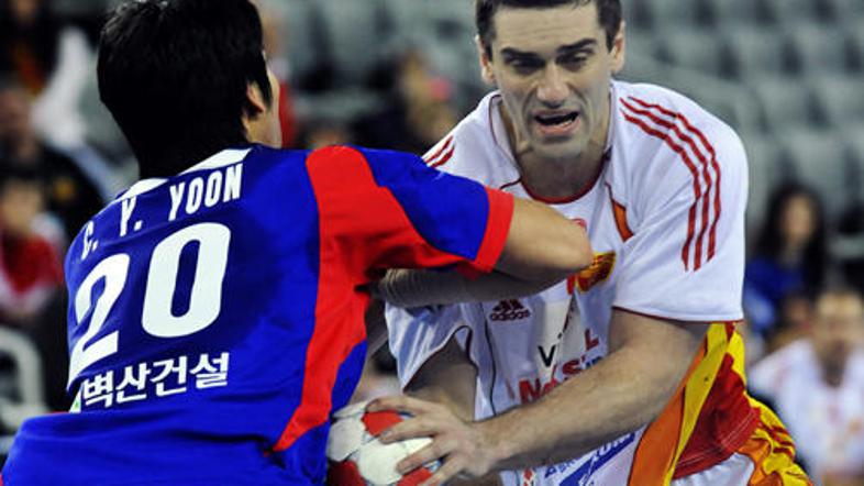 Veščine Lazarova (na sliki z žogo) si bodo slovenski ljubitelji rokometa lahko o