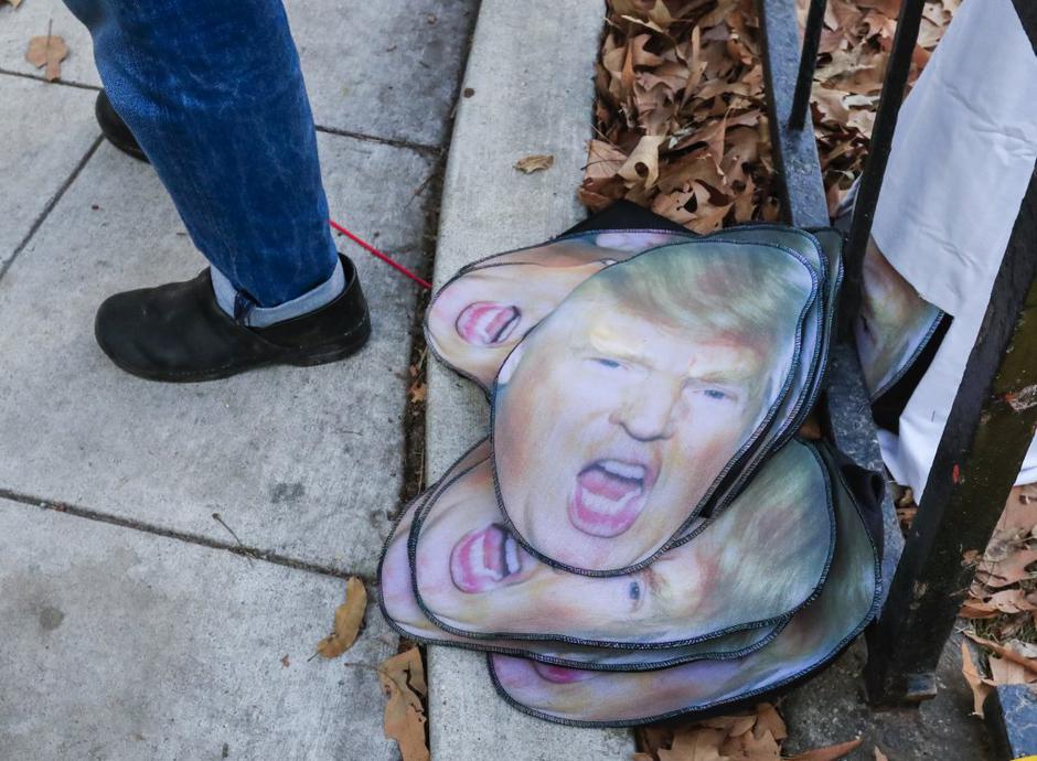 Donald Trump maske | Avtor: EPA