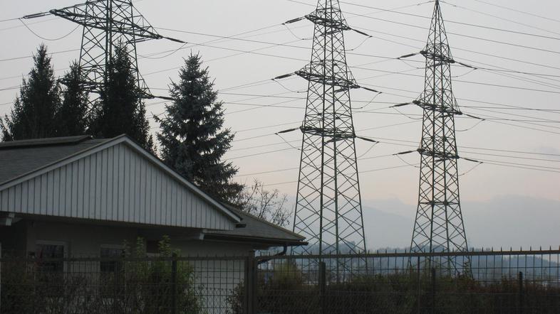 V zdajšnjem predlogu trase daljnovoda je ta od najbližje stanovanjske hiše s pre
