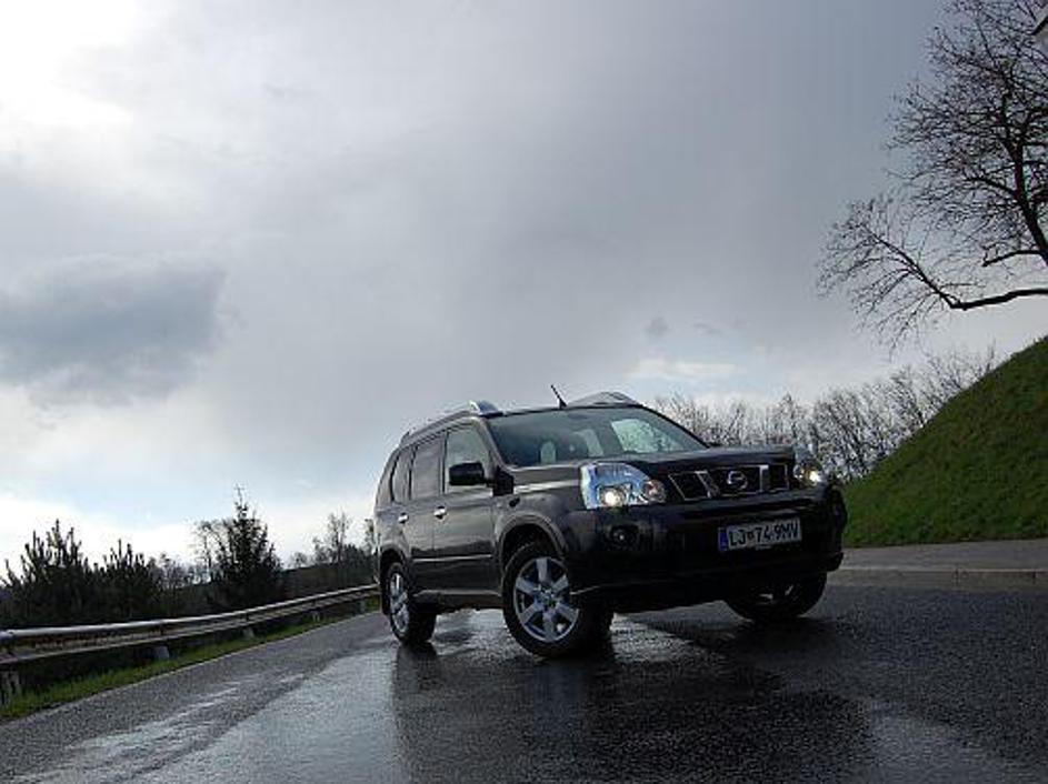 Testni nissan x-trail je bil opremljen tudi z navigacijskim sistemom in kamero, 