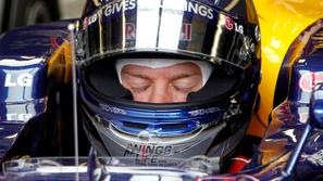 Vettel se lahko zamisli. Lauda mu sporoča: še ena napaka in je konec. (Foto: Reu