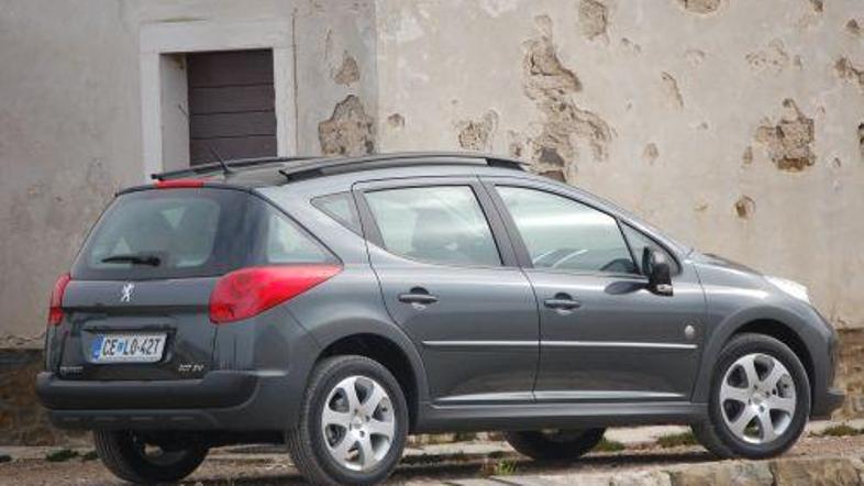 Pri Peugeotu v letu 2008 ciljajo na 400 prodanih podaljšanih različic modela 207