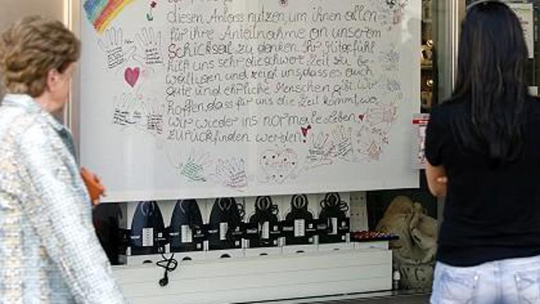 Na ročno porisanem in popisanem plakatu se družina iskreno zahvaljuje ljudem za 