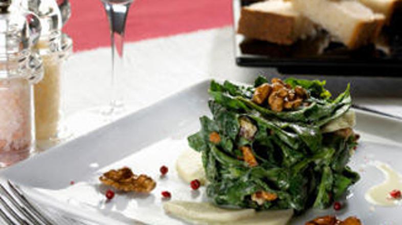 Špinača z orehi in jabolkom je dobra alternativa majhnemu obroku.