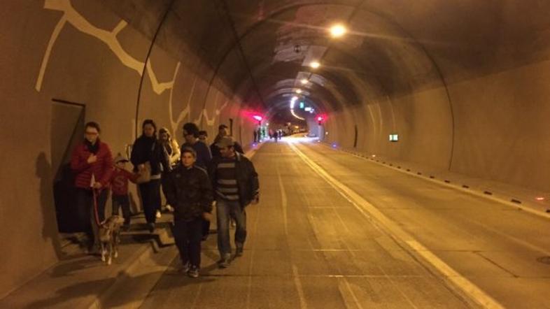 Evakuacija predora Dekani zaradi gorečega vozila