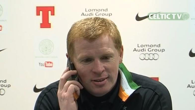 Lennon Celtic novinarska konferenca mobitel telefon žena novinar