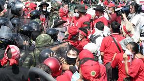 Število žrtev spopadov se je povzpelo na 20, več kot 800 ranjenih. (Foto: EPA)