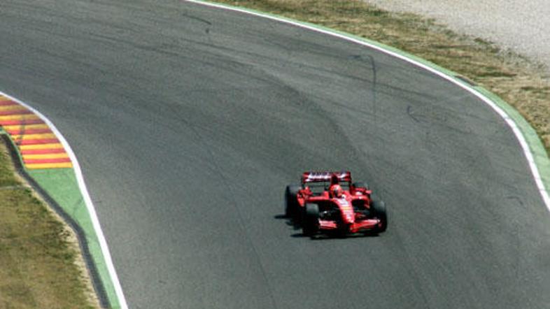 Takole je ta petek Michael Schumacher v Maranellu dirkal z dirkalnikom F2007.