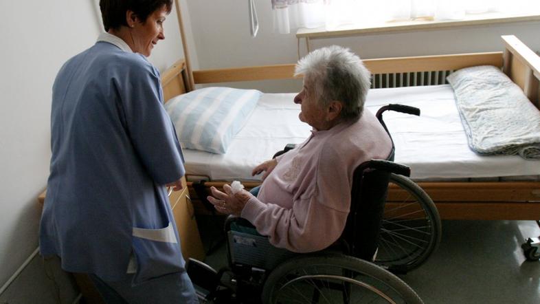 Upokojenci v domu upokojencev