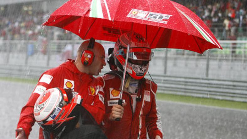 24 krogov pred ciljem so se odprla nebesa, steza je bila v nekaj minutah poplavl