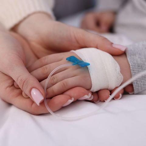 mama drži otroka za roko infuzija