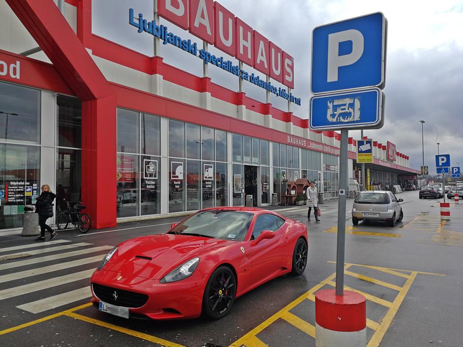 Ferrari, parkiranje na invalidih | Avtor: Bralka