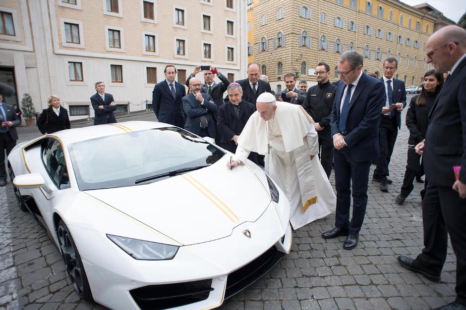 Papež in lamborghini | Avtor: Epa