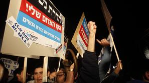 Protestniki s transparenti proti verskim skrajnežem v Izraelu, 27. 12. 2011.